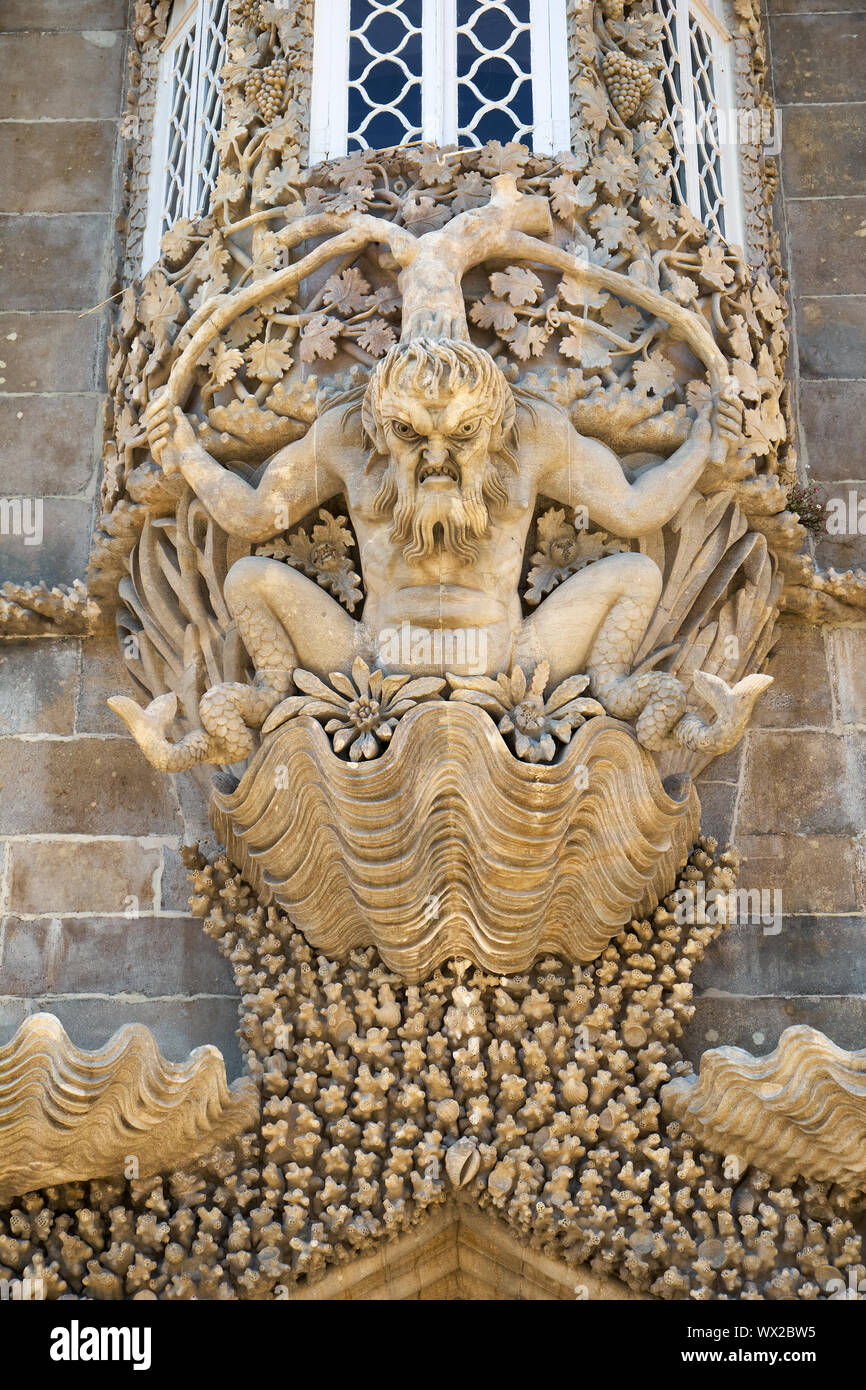 Dekorative corbel in Form von Triton unter dem Erker im Palácio da Pena. Sintra. Portugal Stockfoto