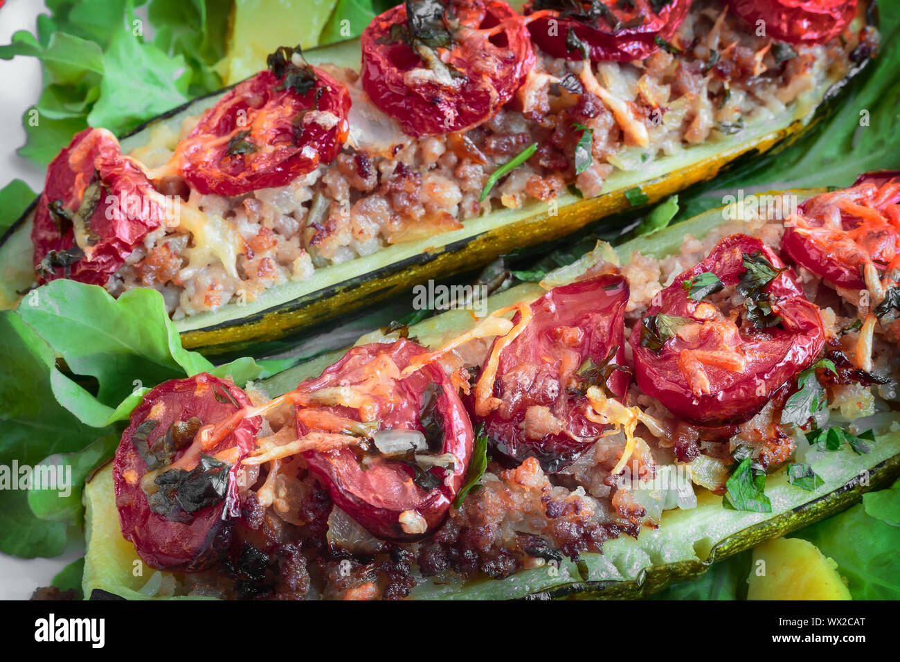 Mit Hackfleisch gefüllte Zucchini auf einer Platte. Stockfoto