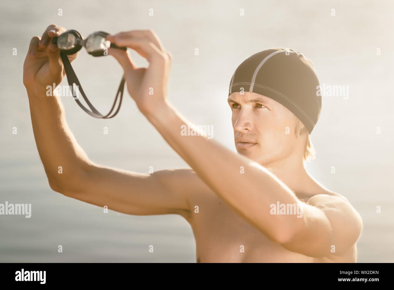 Schwimmer Modell in einem Meer Stockfoto