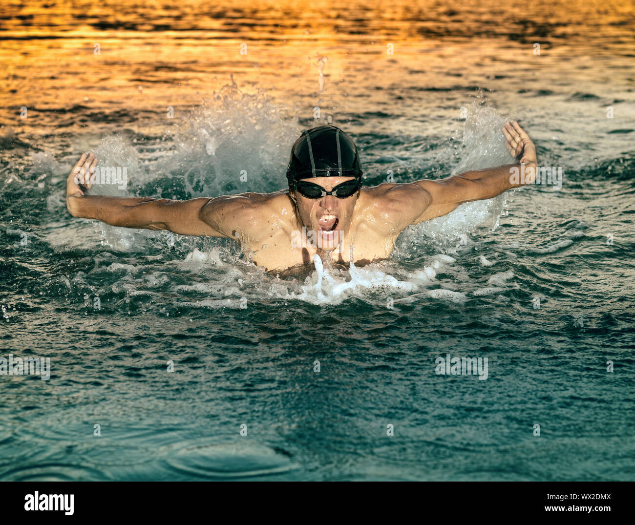 Schwimmer beim Schwimmen Schmetterling Atmung Stockfoto