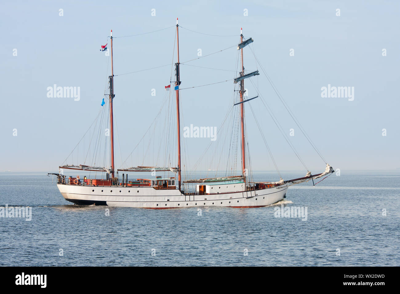 Typischen altholländischen drei Mast Klipper Segeln auf dem Meer Stockfoto