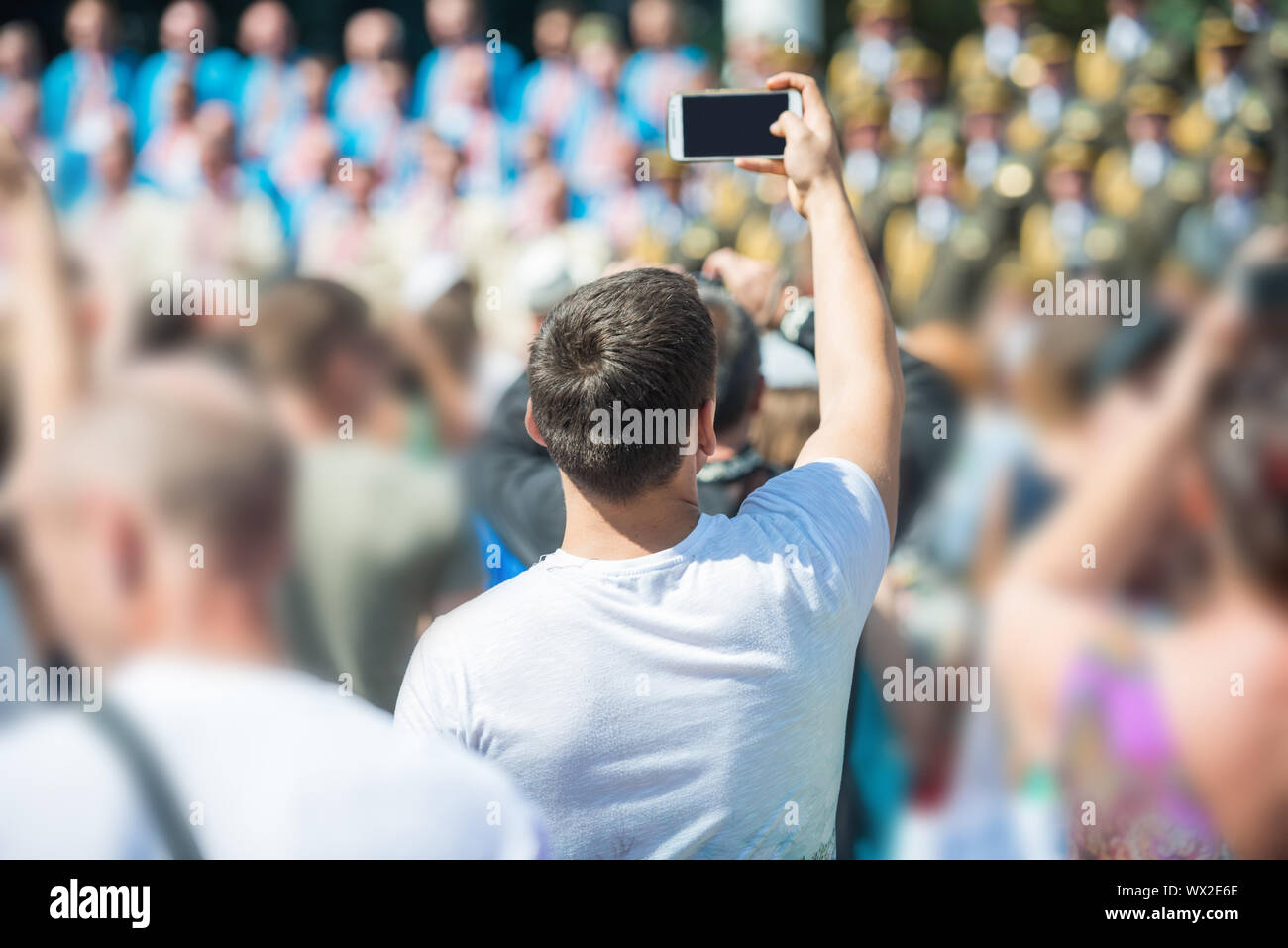 Junge Frau mit smartphone Stockfoto