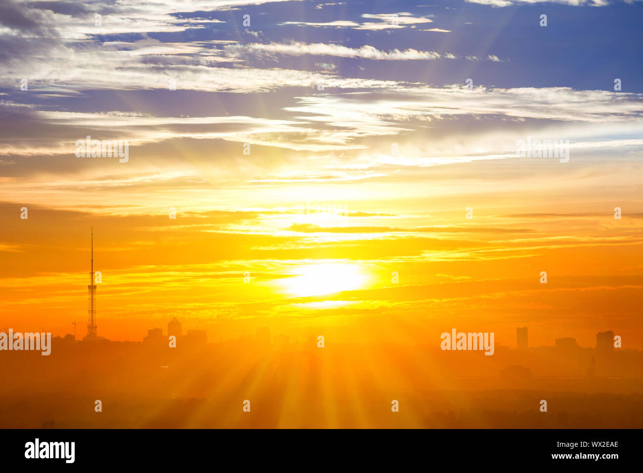 Skyline der Stadt und den dramatischen Sonnenuntergang Stockfoto