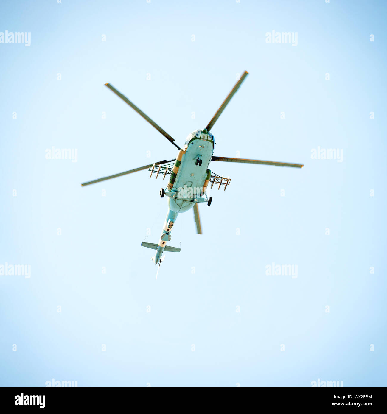 Hubschrauber im blauen Himmel Stockfoto