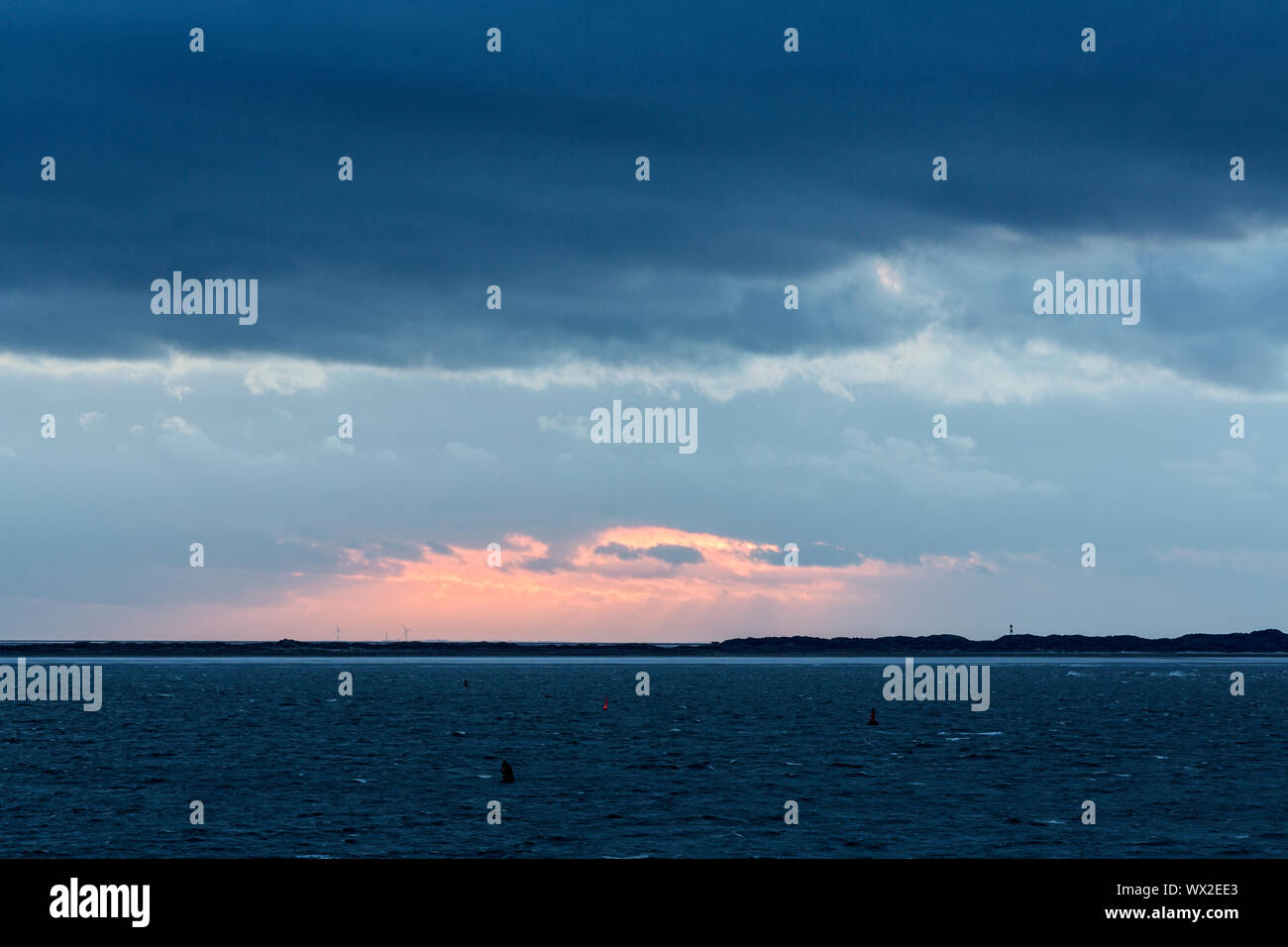 Norderney, Weststrand, Sonnenuntergang, Meer, Wolken, Insel Juist, blaue Stunde, Langzeitbelichtung Stockfoto