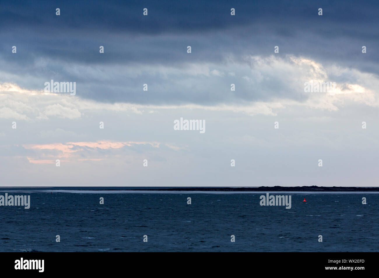 Norderney, Weststrand, Sonnenuntergang, Meer, Wolken, Insel Juist, blaue Stunde, Langzeitbelichtung Stockfoto