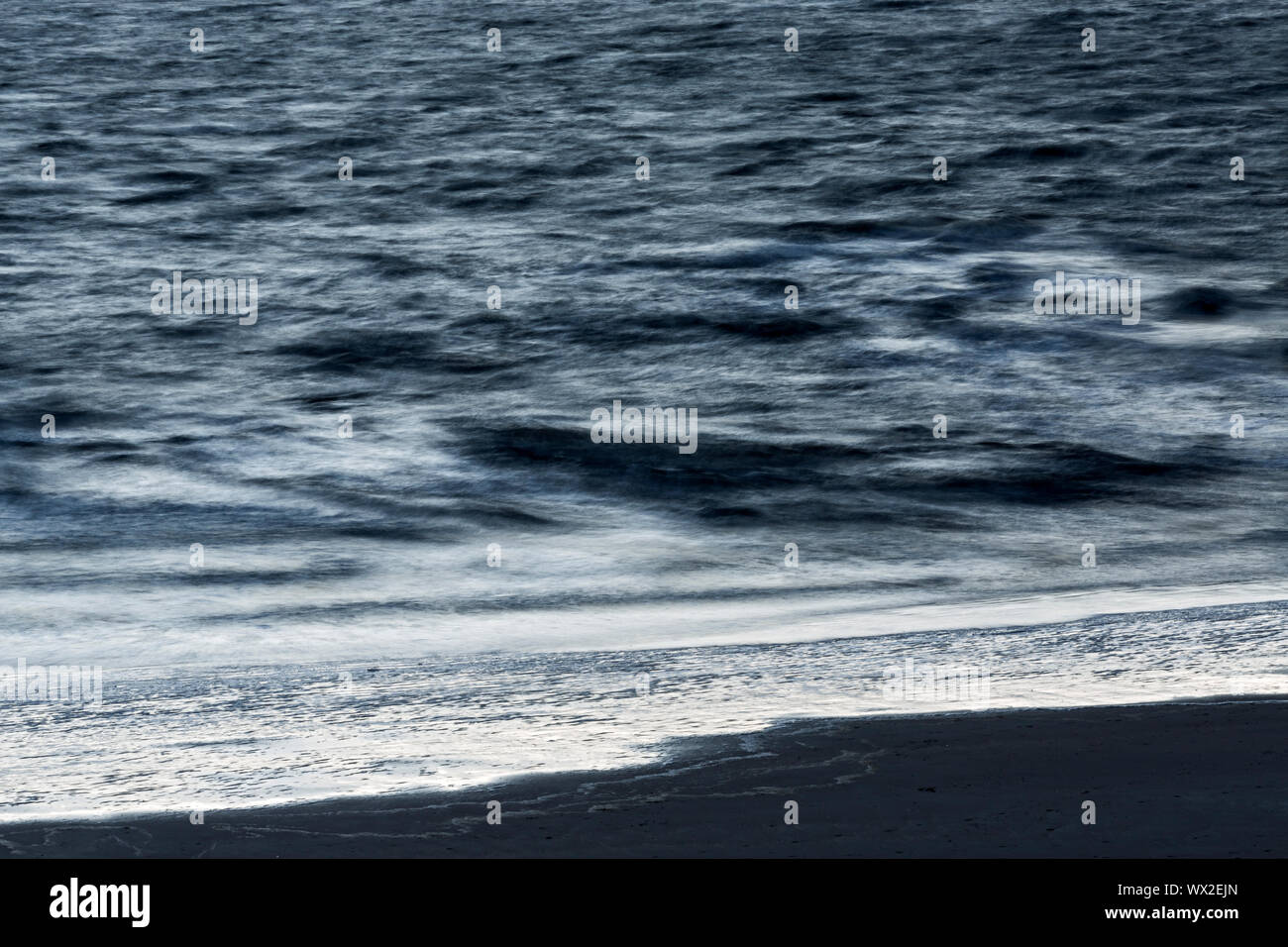Norderney, Weststrand, Strand, Meer, Wellen, Helvetica, blaue Stunde, Langzeitbelichtung Stockfoto