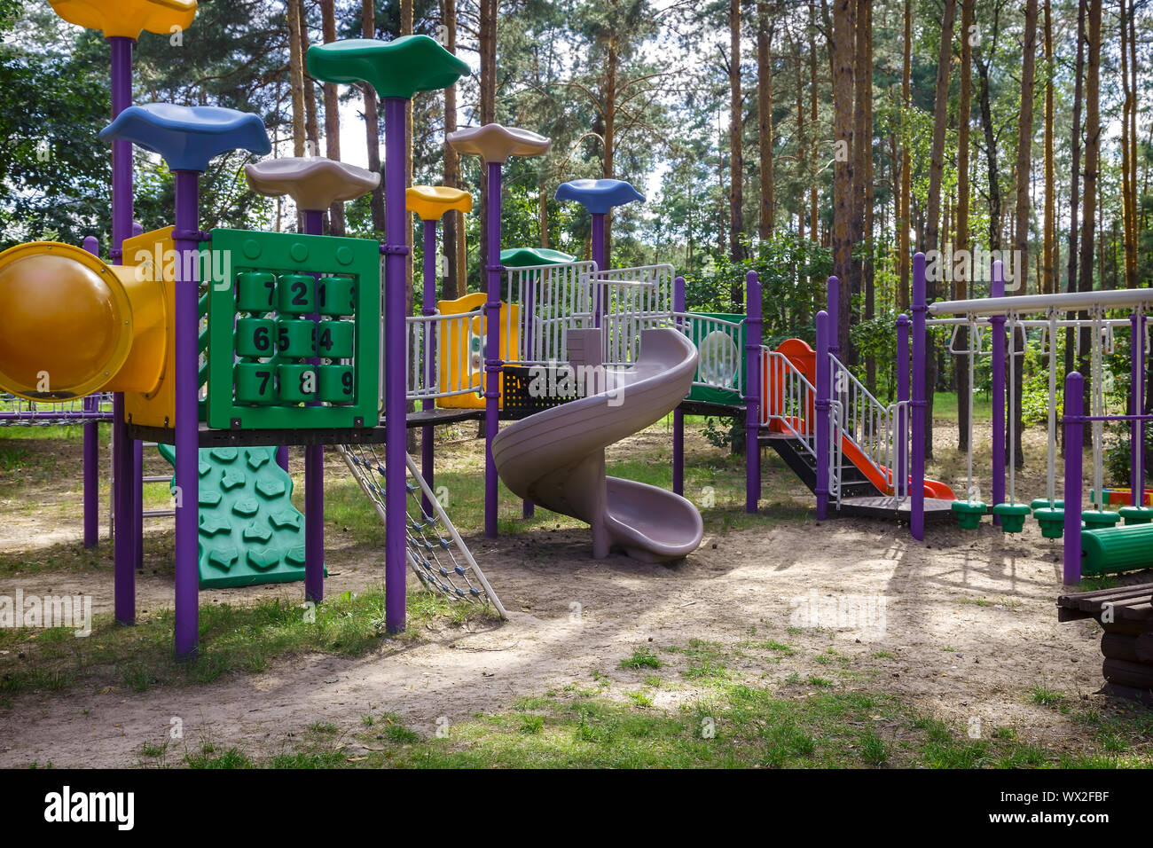 Ein Spielplatz für Kinder im Herbst Park. Stockfoto