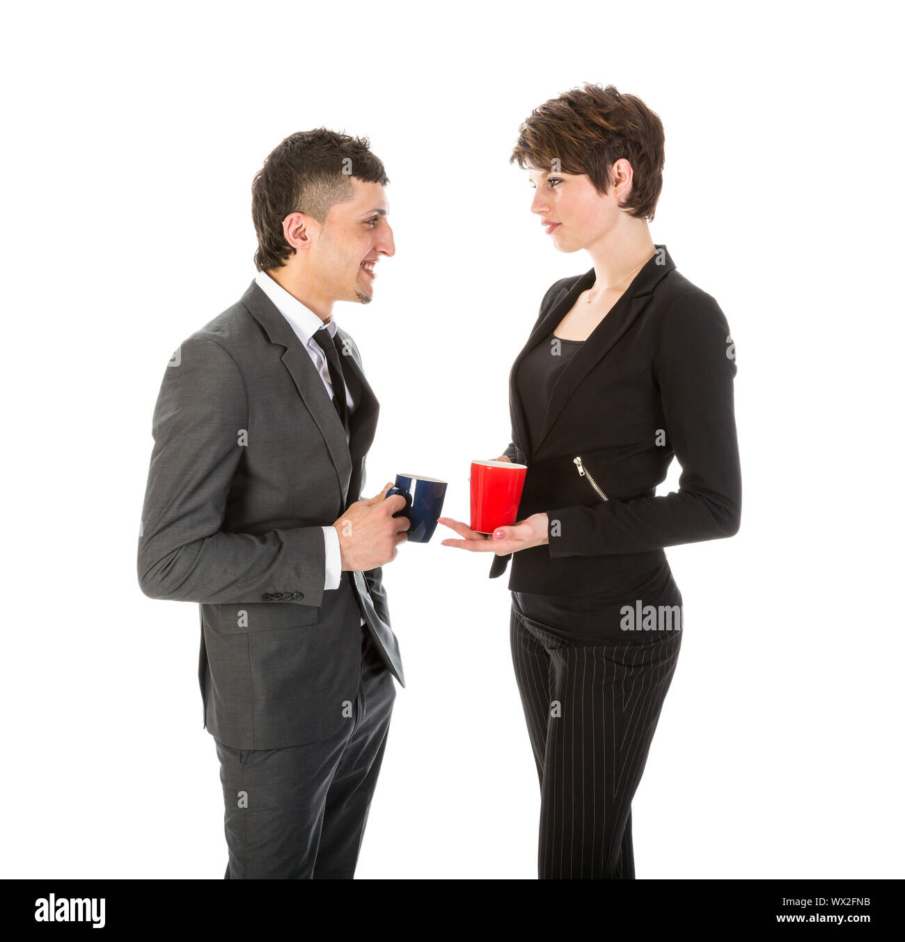 Geschäftsmann und Frau, die einen Bruch mit einer Tasse Kaffee Stockfoto