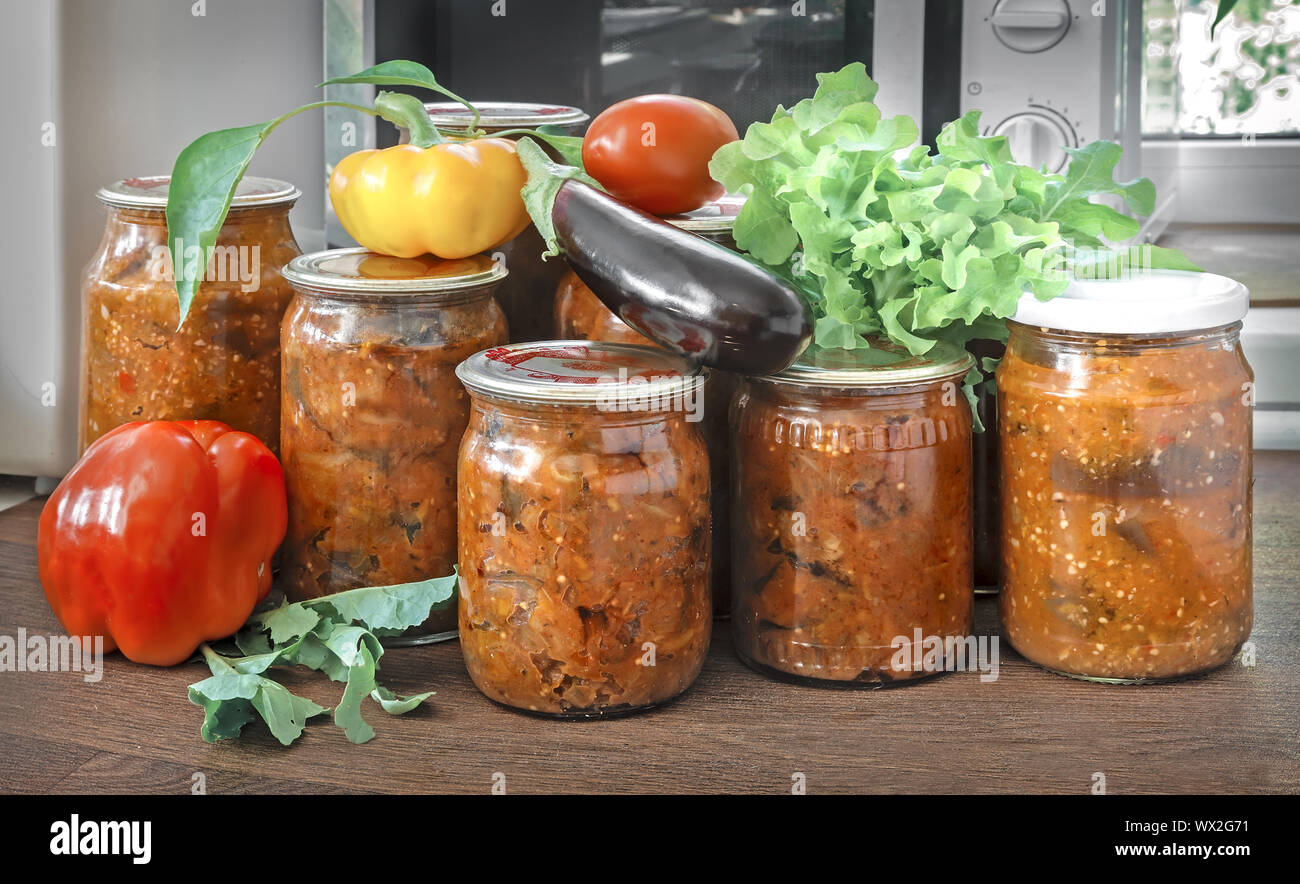 Home Canning: eingemachtes Gemüse in Gläsern. Stockfoto
