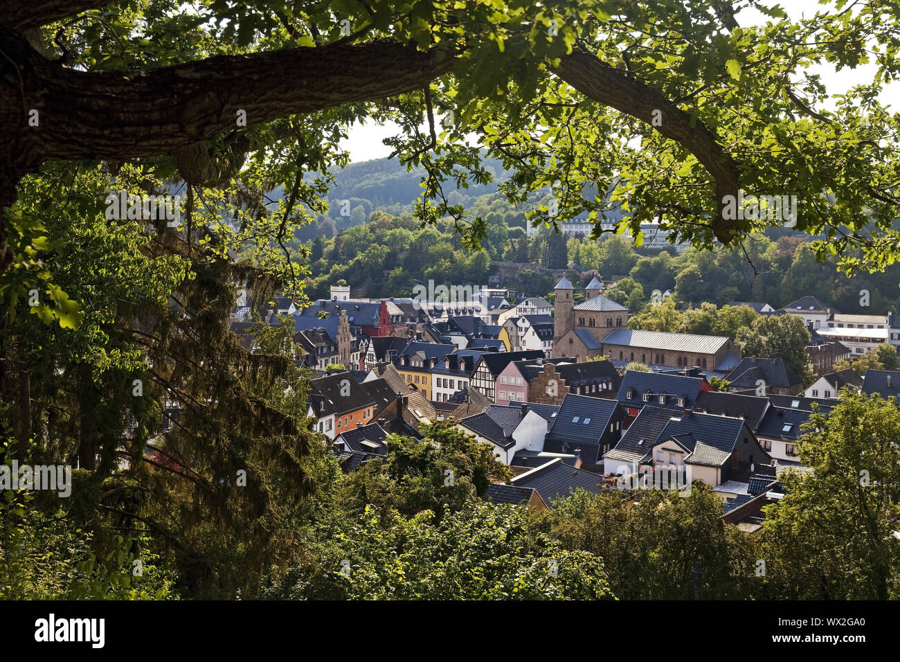 Alte Stadt mit Abteikirche, Bad Muenstereifel, Eifel, Nordrhein-Westfalen, Deutschland, Europa Stockfoto