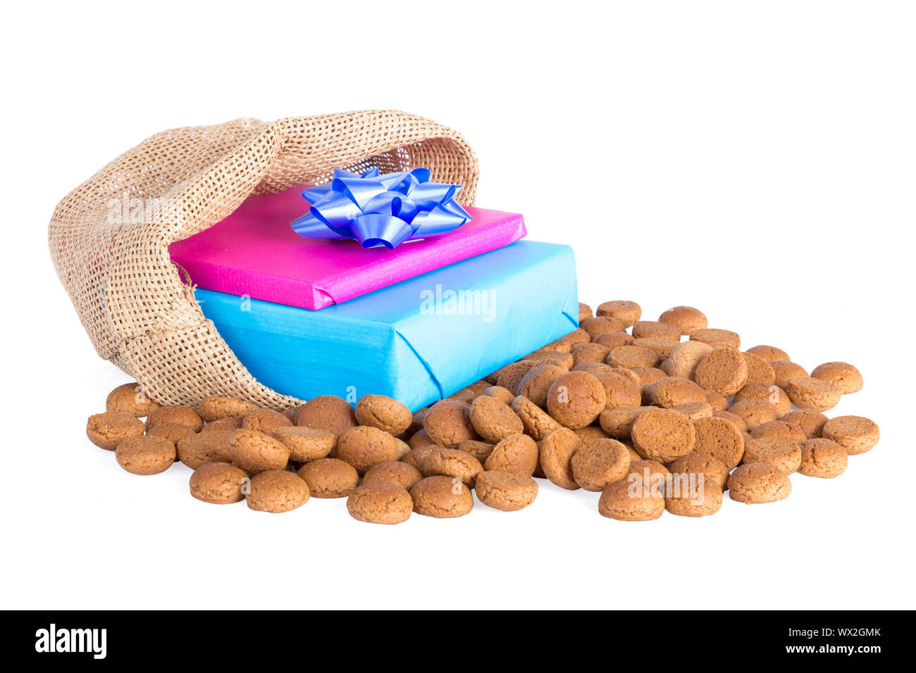 Jute-Tasche mit Ginger Nuts und Geschenken, eine holländische Tradition bei Sinterklaas-Veranstaltung im Dezember Stockfoto
