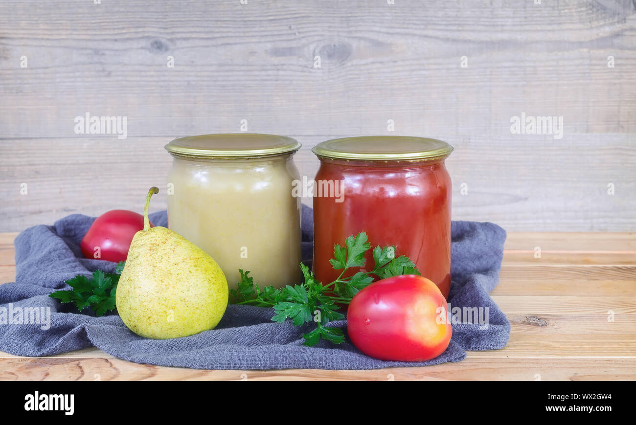 Home Canning: pear Püree, und Tomatensaft. Stockfoto