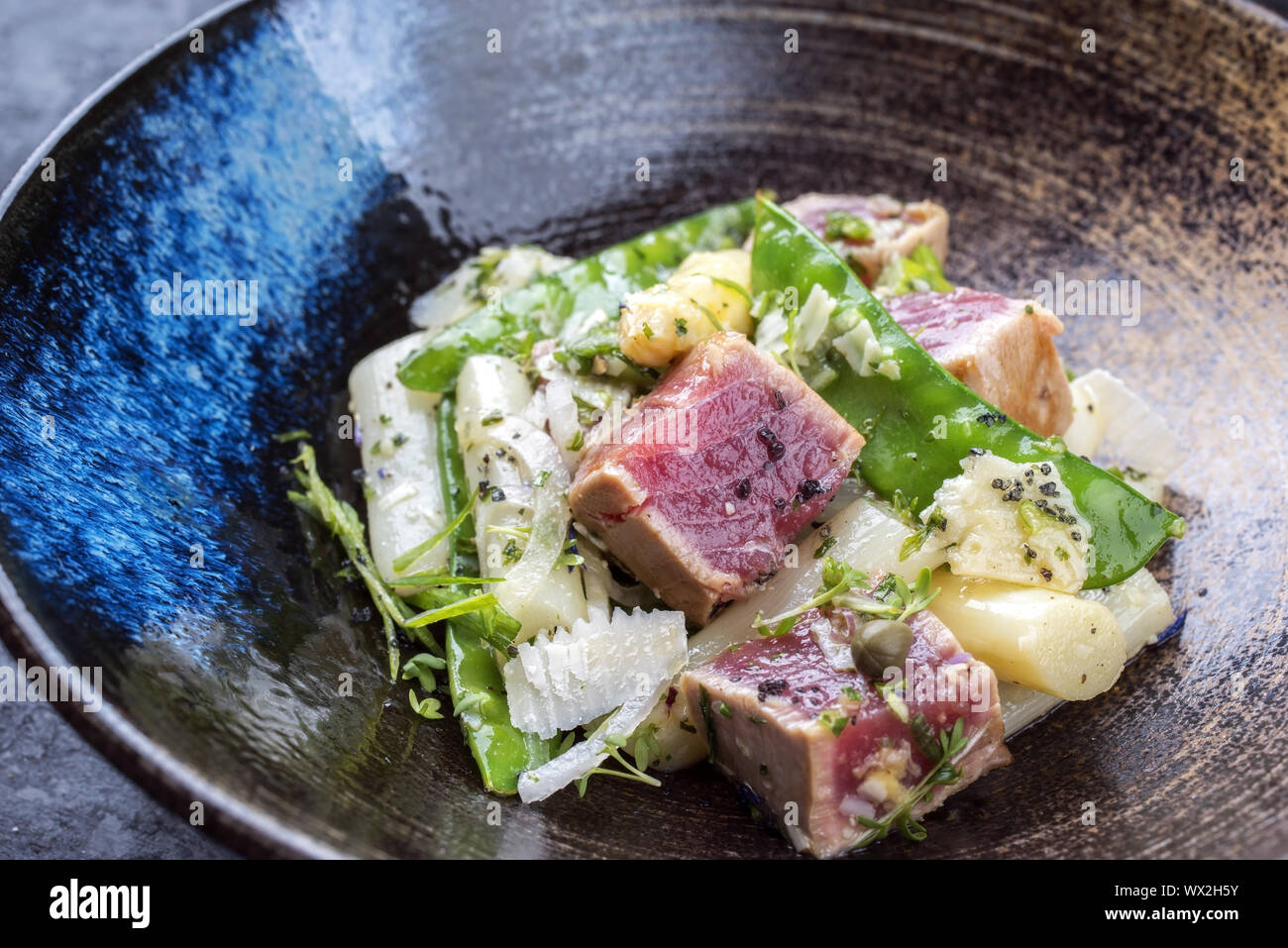 Moderne gebratener Thunfisch tataki Rinderfilet Salat mit weißen Spargel Zucker Snaps und Parmesan als Draufsicht auf einer Platte Stockfoto