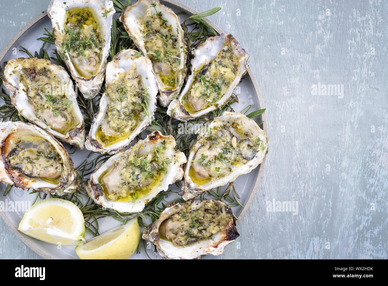 Grill overbaked frische Austern mit Knoblauch geöffnet Stockfoto