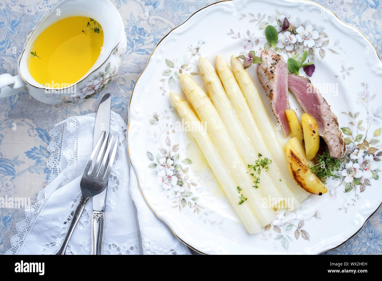 Traditionelle Geschnetzeltes Schweinefilet Steak mit weißen Spargel in ...