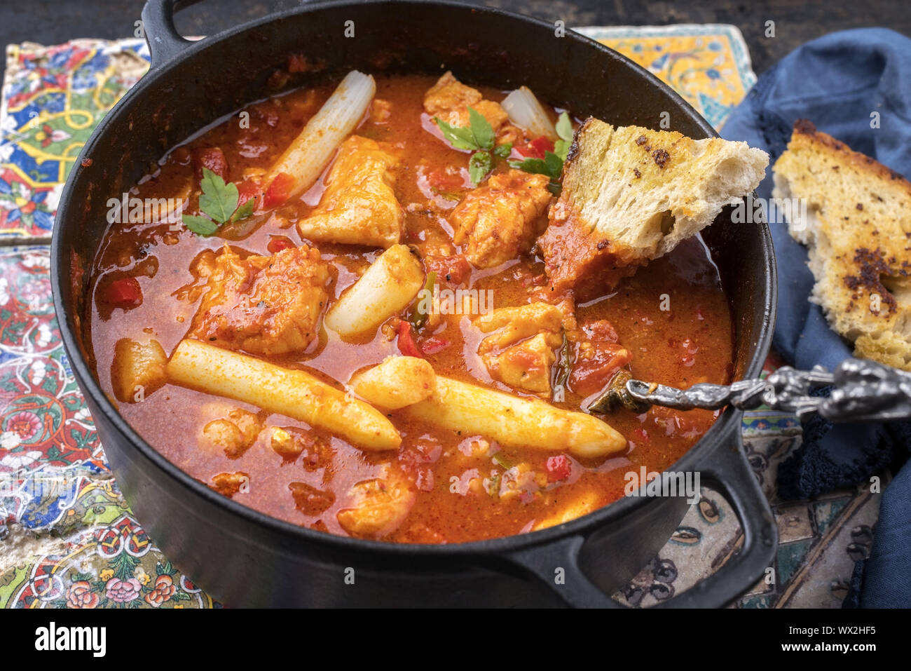 Traditionelle kreolische Cajun court Bouillon mit Fisch und gumbo ... Traditionelle kreolische Cajun court Bouillon mit Fisch und gumbo ...