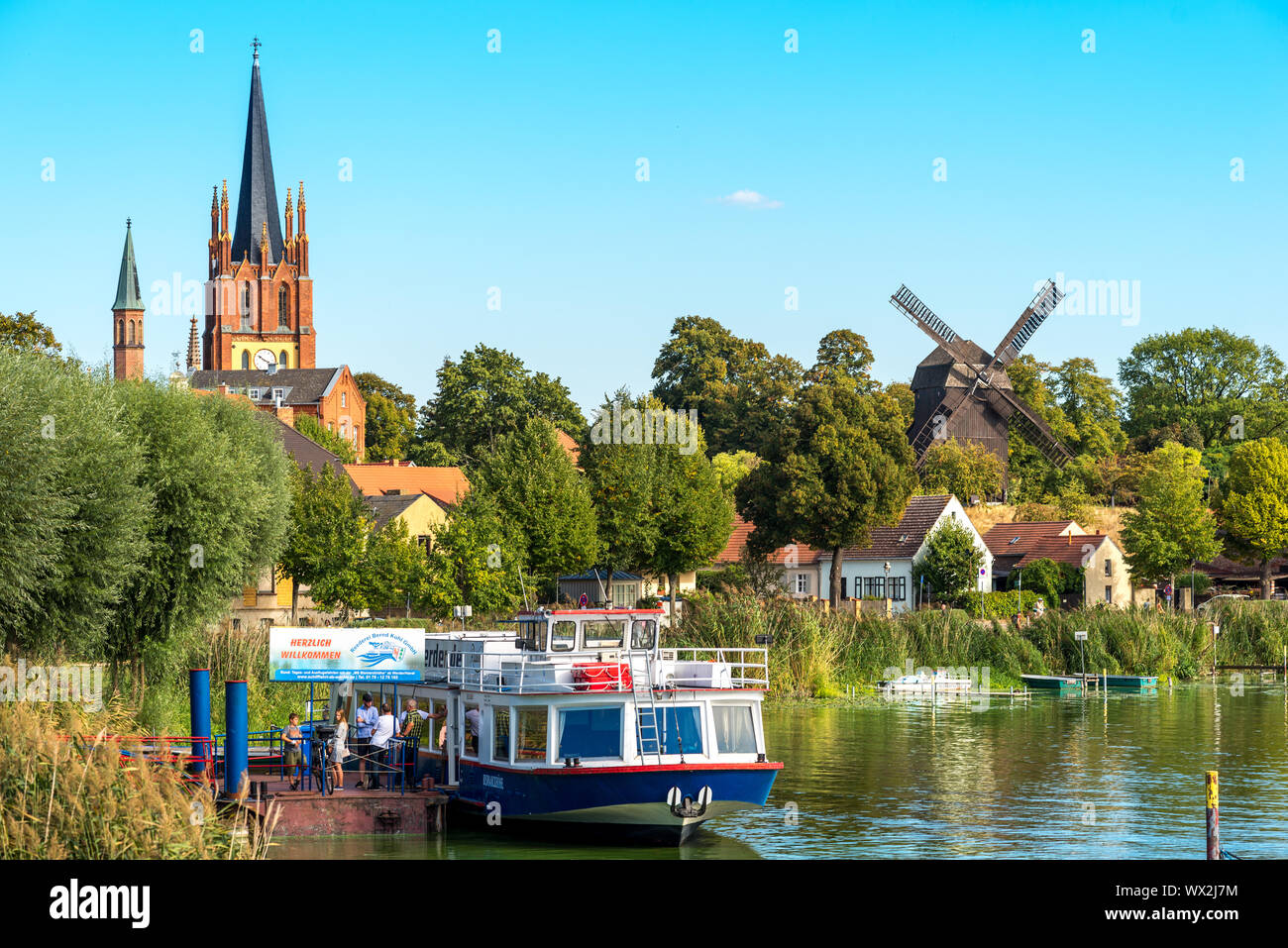 Kirche und Windmühle in der kleinen Stadt Werder an der Havel Stockfoto