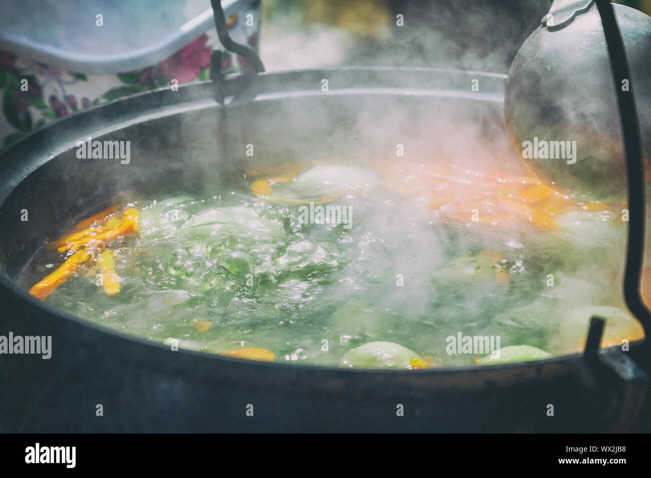 In den Topf auf dem Feuer gekocht Fischsuppe. Stockfoto