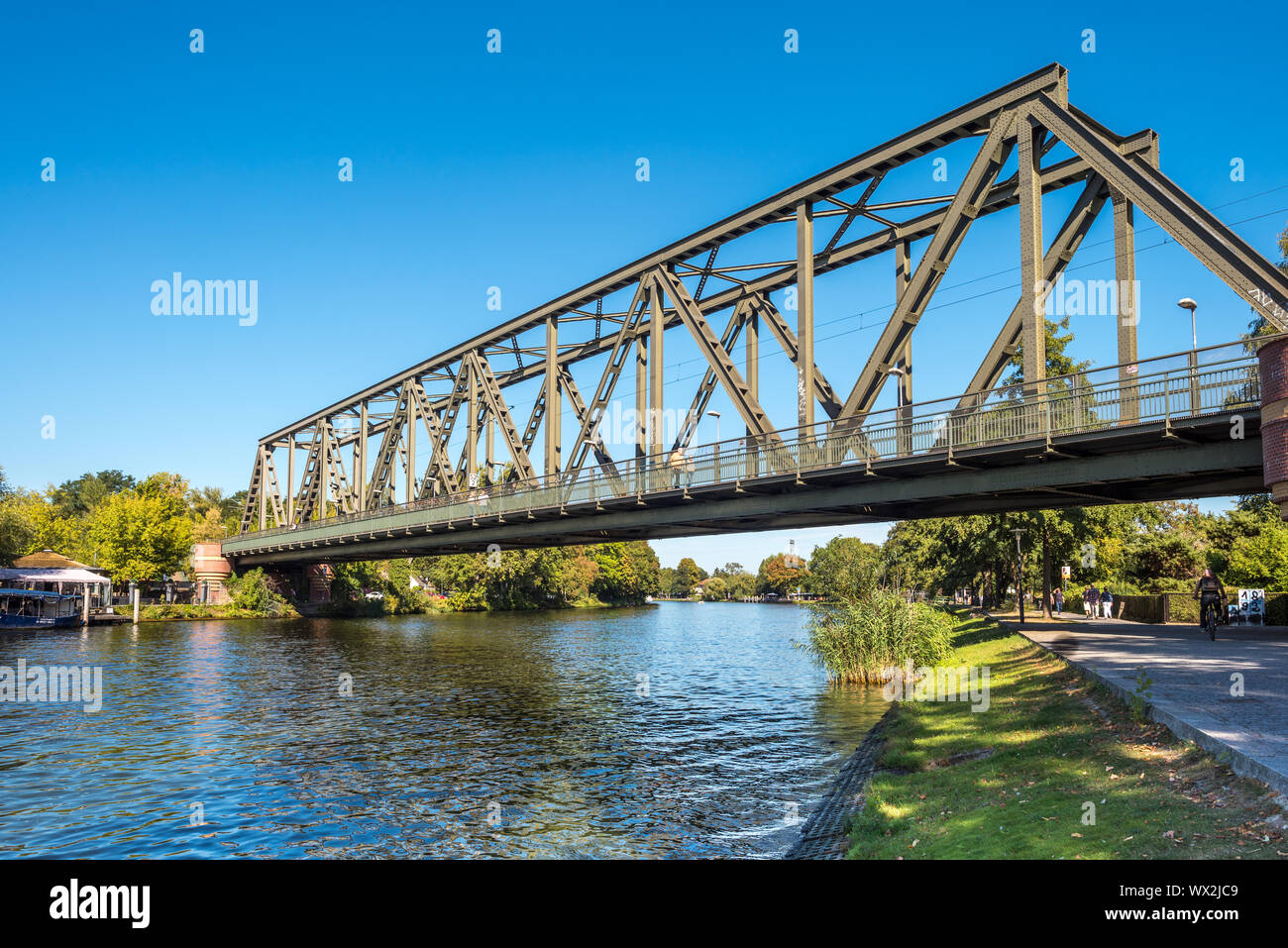 Eisenbahnbrücke in der kleinen Stadt Caphut Überqueren der Havel Stockfoto