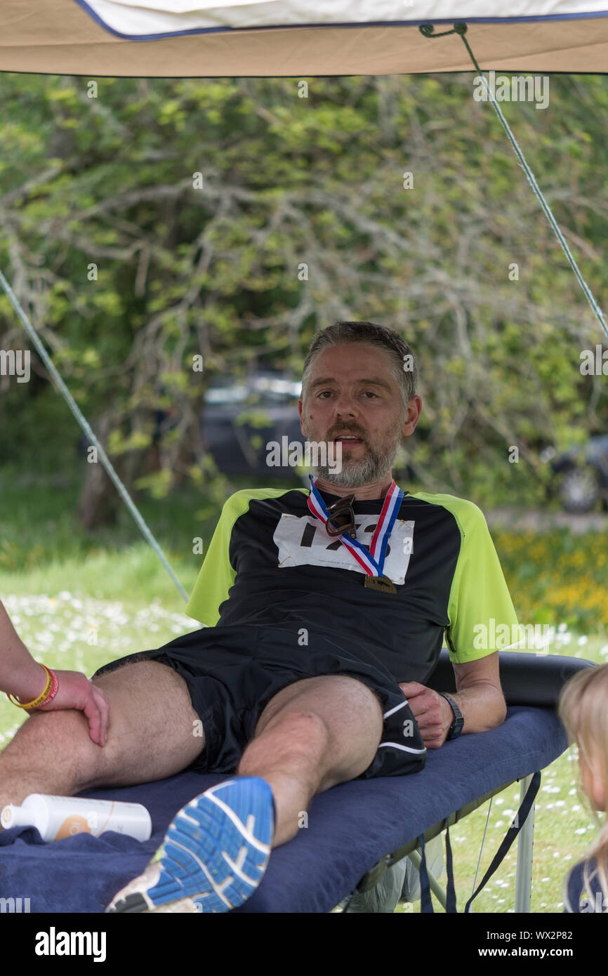Laienhafte Läufer in einem realen Rennen, das traditionelle 2 Hügel Chagford trail Race Stockfoto