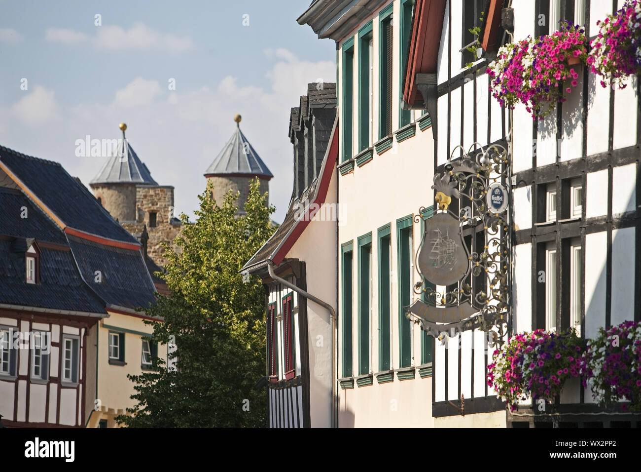 Alte Stadt mit Kirche St. Chrysanthus und Daria, Bad Muenstereifel, Eifel, Deutschland, Europa Stockfoto