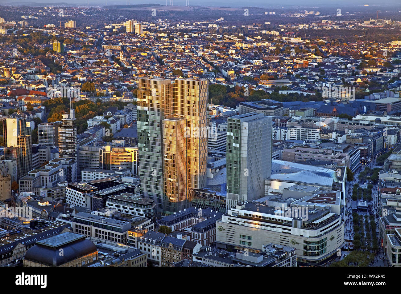 Blick vom Main Tower auf Fernsehturm am Abend, Frankfurt am Main, Hessen, Deutschland, Europa Stockfoto
