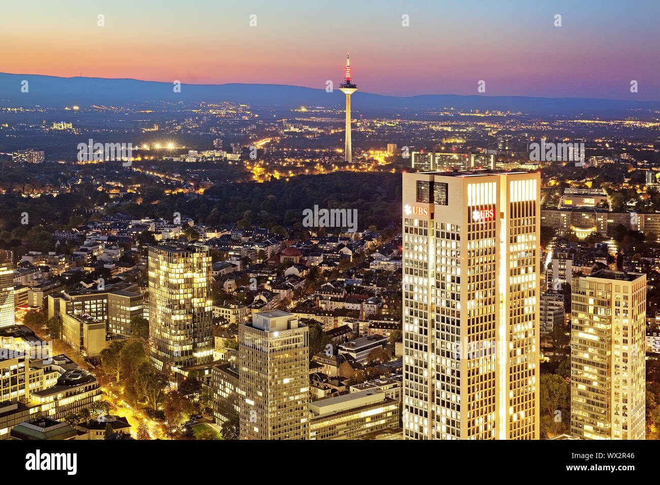 Blick vom Main Tower auf Fernsehturm am Abend, Frankfurt am Main, Hessen, Deutschland, Europa Stockfoto