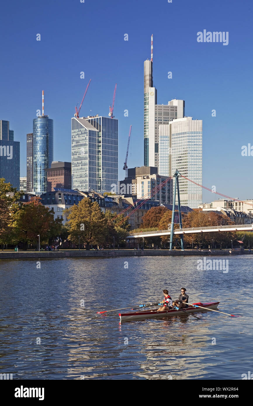Blick auf die Stadt mit Ruderboot auf dem Main, Bankenviertel im Hintergrund, Frankfurt am Main Stockfoto