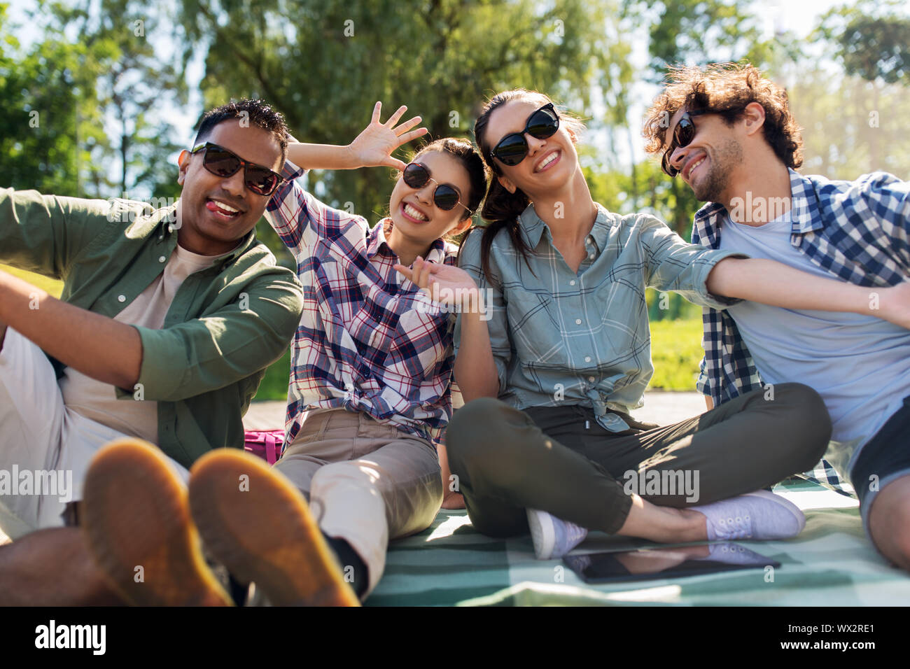Gerne Freunde unter selfie im Freien im Sommer Stockfoto