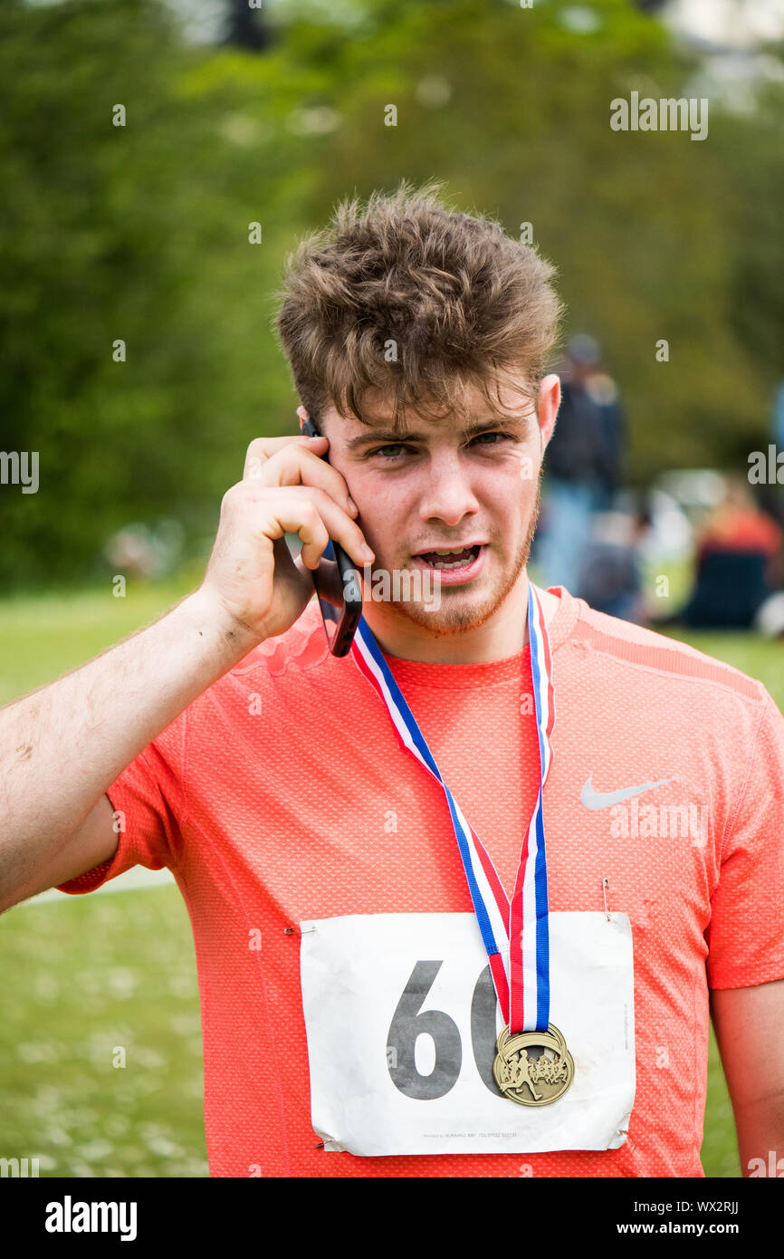 Laienhafte Läufer in einem realen Rennen, das traditionelle 2 Hügel Chagford trail Race Stockfoto