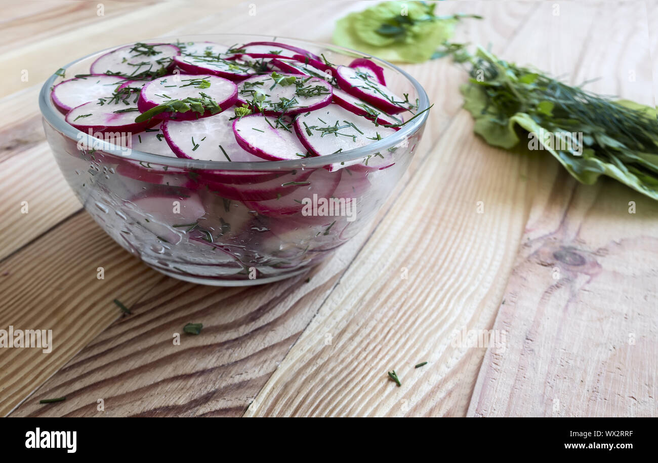 Schneiden Sie in für Salat Rettich und grünen Rucola. Stockfoto