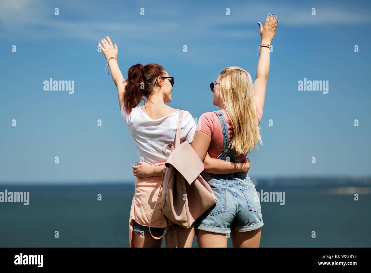 Mädchen im Teenageralter oder besten Freunden am Meer im Sommer Stockfoto