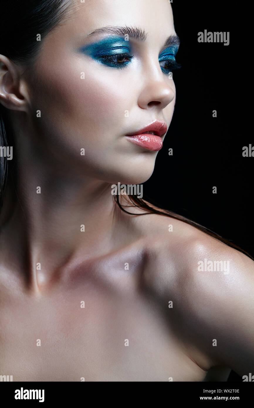 Closeup Portrait von weiblichen auf schwarzem Hintergrund. Frau mit Abend Beauty Makeup auf schwarzem Hintergrund. Stockfoto