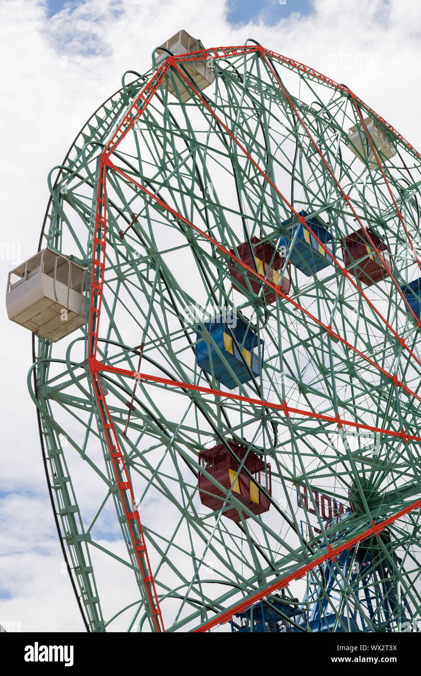 Coney Island, USA - 14. Juni 2019: DENO'S WONDER WHEEL Amusement Park Stockfoto