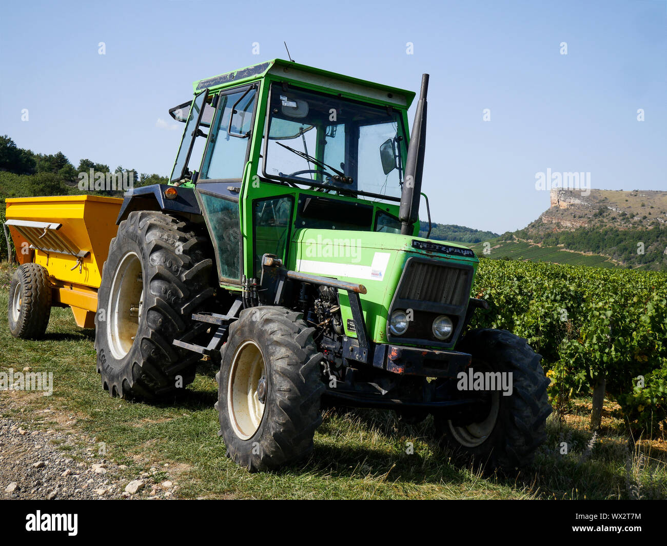 Weinbau Maschinen, Vergisson, Burgund, Saône-et-Loire, Bourgogne-Franche-Comté Region, Frankreich Stockfoto