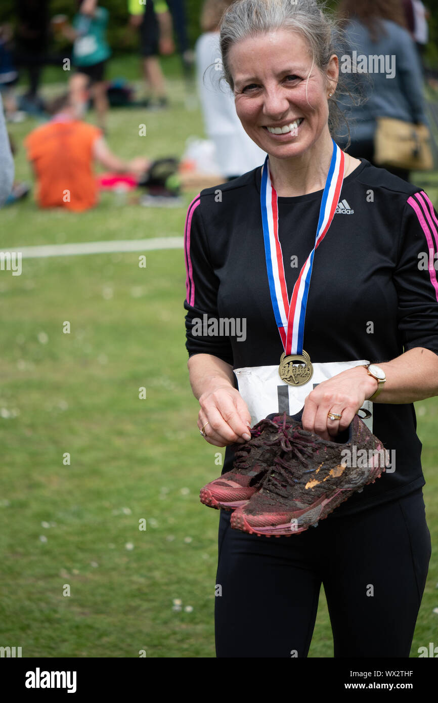 Laienhafte Läufer in einem realen Rennen, das traditionelle 2 Hügel Chagford trail Race Stockfoto
