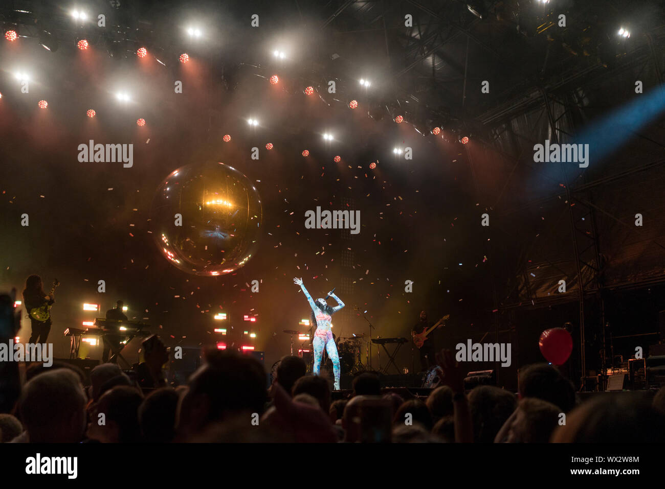 2019, August: Jessie Jay führt in Preston Park, Brighton, UK an der Liebe BN1 Fest Stockfoto