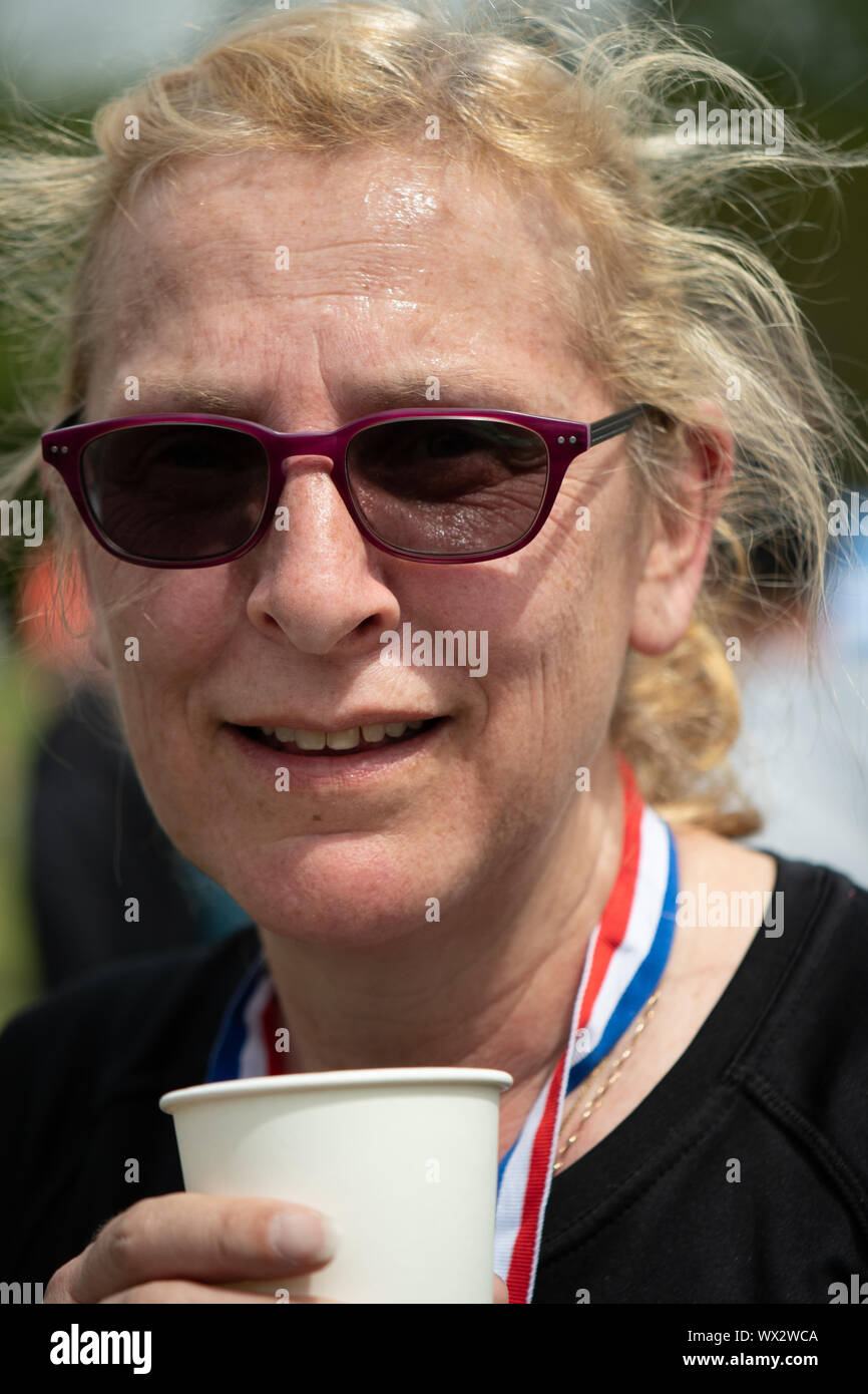 Laienhafte Läufer in einem realen Rennen, das traditionelle 2 Hügel Chagford trail Race Stockfoto