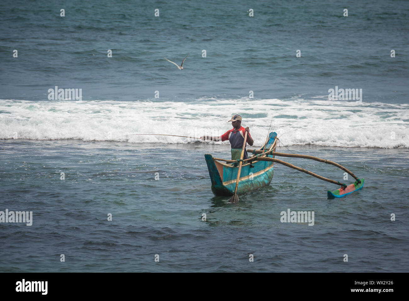 KOATTAGODA, SRI LANKA - 11. Februar 2016: singhalesischen Fischer in traditionellen Auslegerboot Stockfoto