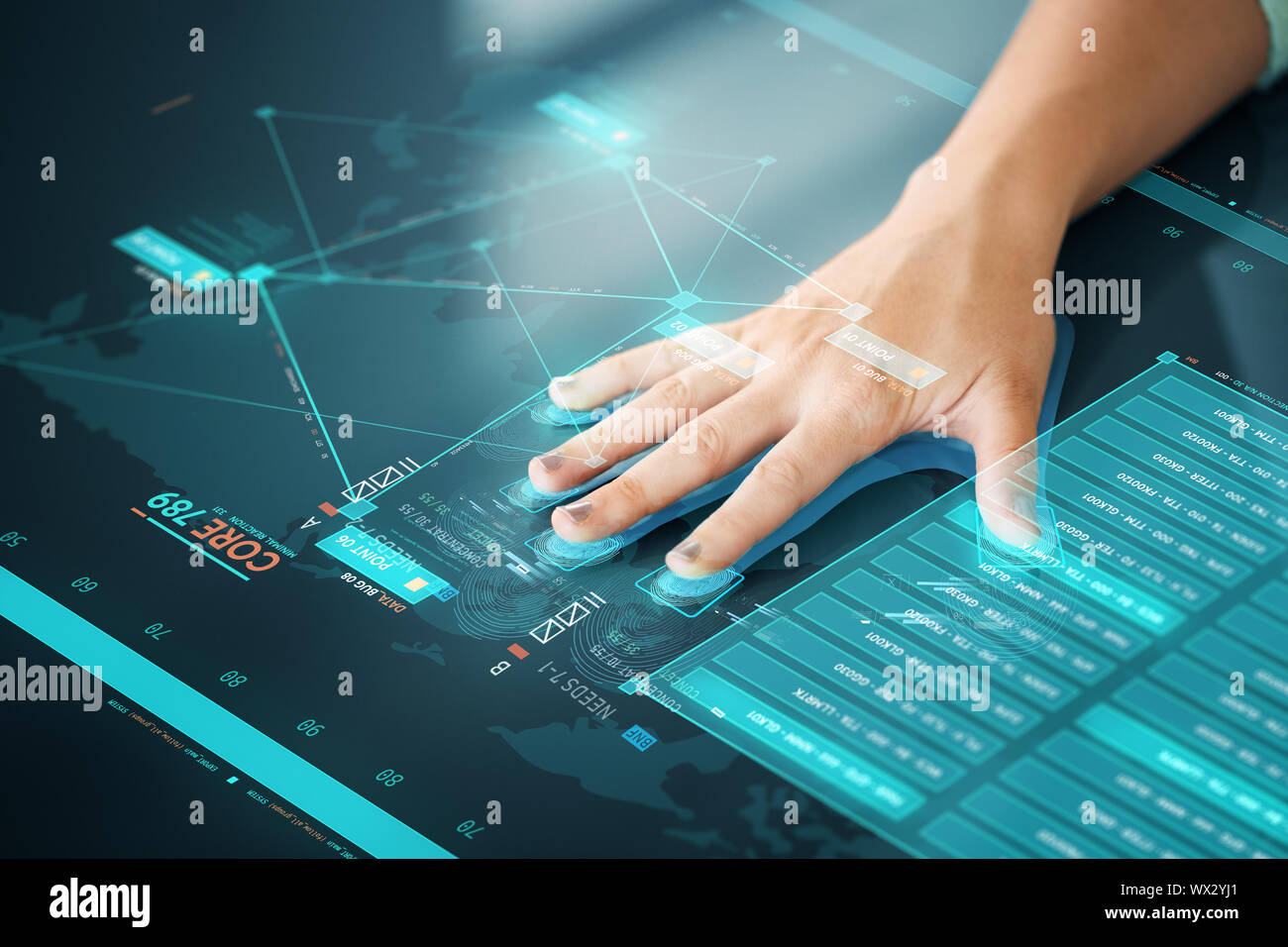 Hand auf dem Touchscreen Scan scannen für den Datenzugriff Stockfoto