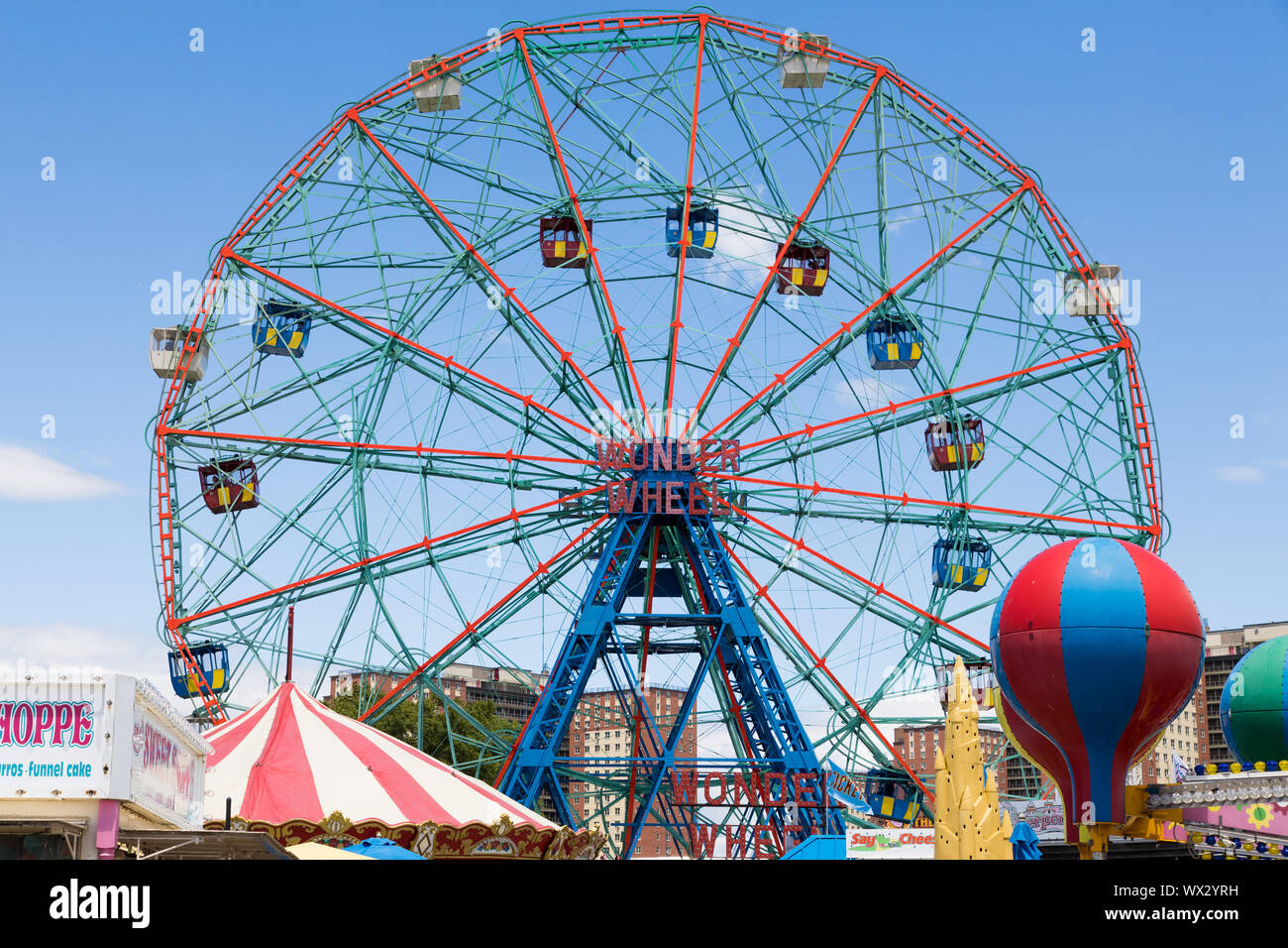 Coney Island, USA - 14. Juni 2019: DENO'S WONDER WHEEL Amusement Park Stockfoto
