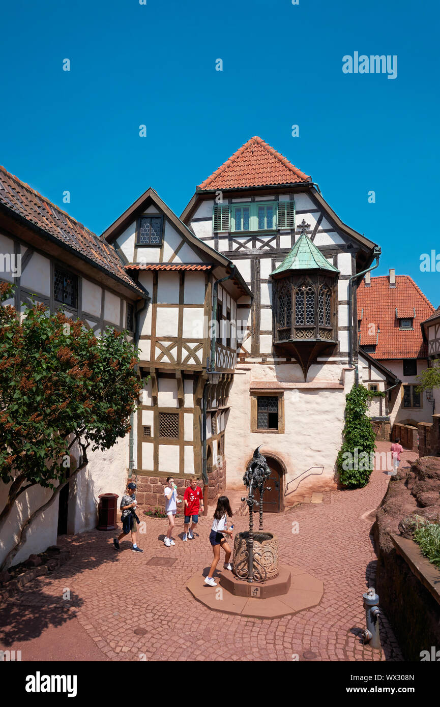 Kinder einer Reisegruppe im historischen Innenhof der Wartburg bei Eisenach in Thüringen Stockfoto