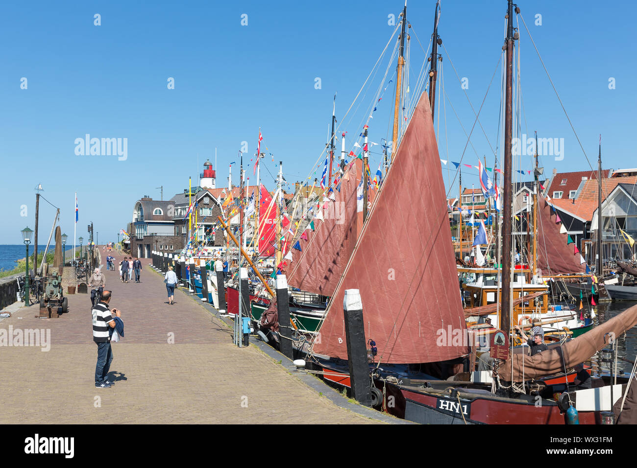 Touristen, die in der Fischerei Tage der Urk, Niederlande Stockfoto