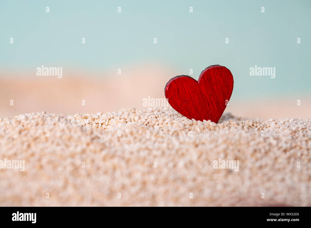 Herzen und Sand. Reisen, Flitterwochen und Valentinstag Konzept Stockfoto