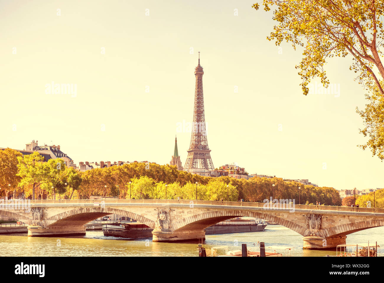 Eiffel Turm und Brücke auf der Seine in Paris. Stockfoto