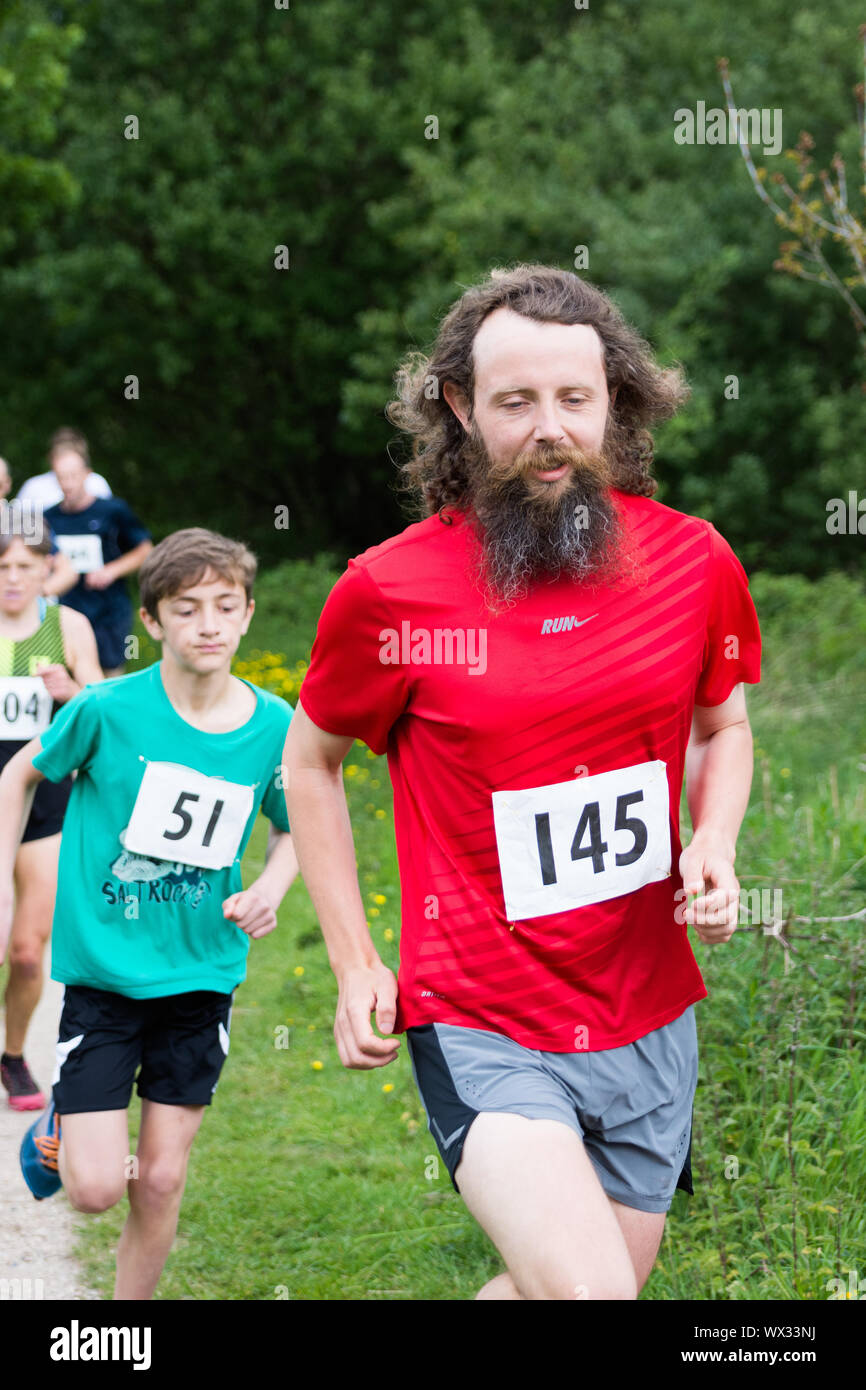 Laienhafte Läufer in einem realen Rennen, das traditionelle 2 Hügel Chagford trail Race Stockfoto