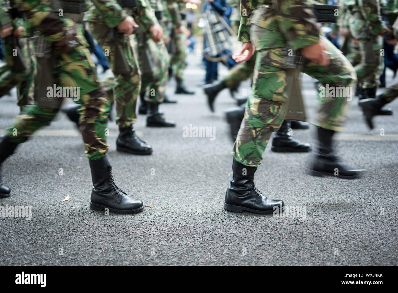 Soldaten marschieren auf den Straßen Stockfoto