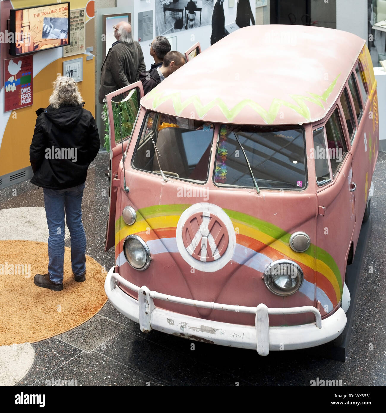 Hippiebewegung mit bemalten VW-Bus, Haus der Geschichte, Bonn, Nordrhein-Westfalen, Deutschland, Europa Stockfoto