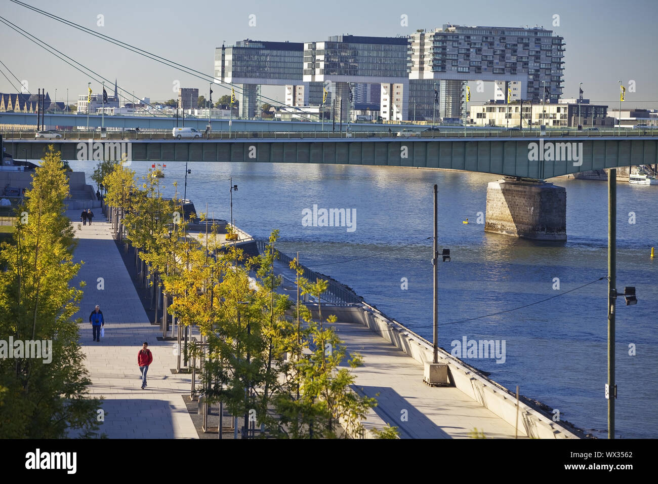 Der Rhein mit Rhein Boulevard und Kran Häuser, Köln, Nordrhein ...